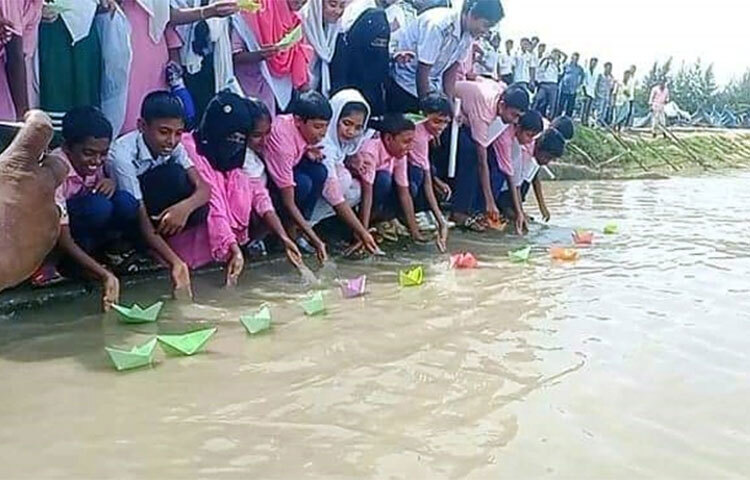 বিশ্ব নদী দিবসে সুন্দরবন অঞ্চলের নদ-নদী দখল ও দূষণ মুক্ত রাখার দাবি জানিয়ে শিশুরা কাগজের রঙিন নৌকা মোংলা নদীতে ভাসিয়েছে। এ বছর ‘আমাদের জনজীবনে নৌপথ’ শ্লোগানে বিশ্ব নদী দিবস পালিত হচ্ছে। ছবি: আবু হোসাইন সুমন