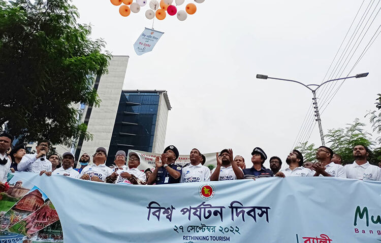 বিশ্ব পর্যটন দিবস উপলক্ষে রাজধানীর আগারগাঁওয়ে শোভাযাত্রা করেছে বাংলাদেশ পর্যটন করপোরেশন। সকাল সোয়া ৮টায় আগারগাঁওয়ের পর্যটন ভবনের সামনে থেকে এই শোভাযাত্রা শুরু হয়। সকাল পৌনে ৯টা পর্যন্ত আগারগাঁওয়ের বিভিন্ন সড়ক প্রদক্ষিণ করে এটি। ছবি: বিপ্লব দিক্ষিৎ