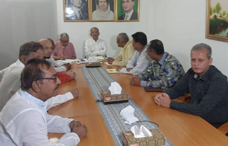 নির্বাচনকালীন তত্ত্বাবধায়ক সরকার ইস্যুকে অগ্রাধিকার দিয়ে ‘যুগপৎ’ আন্দোলনের লক্ষ্যে ঐকমত্যে পৌঁছেছে বিএনপি ও জাতীয় পার্টি (কাজী জাফর)। আজ দুপুরে বিএনপি চেয়ারপারসন খালেদা জিয়ার গুলশান কার্যালয়ে জাতীয় পার্টির সঙ্গে দ্বিতীয় দফা সংলাপ শেষে এ কথা জানান বিএনপির মহাসচিব মির্জা ফখরুল ইসলাম আলমগীর। ছবি: জাগো নিউজ