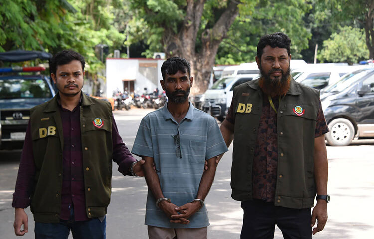 রাজধানী ঢাকাসহ দেশের বিভিন্ন এলাকায় প্রায়ই বিদ্যুৎ সঞ্চালন লাইনের তার ও ট্রান্সফর্মার চুরি হচ্ছে। এই চুরিতে জড়িত চক্রের মূলহোতাকে গ্রেফতার করেছে ঢাকা মহানগর পুলিশের (ডিএমপি) গোয়েন্দা বিভাগ। গ্রেফতার শরিফুল ইসলাম ওরফে শরিফ (৩৫) বিদ্যুতের বিভিন্ন প্রকল্পের সাব কনট্রাকটর হিসেবে কাজ করতেন। ছবি: জাগো নিউজ