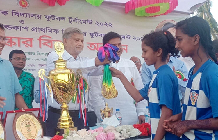 পরিকল্পনামন্ত্রী এম এ মান্নান বলেছেন, সুষ্ঠু নির্বাচন শুধু বিএনপি চায় না, আমরাও চাই। দেশের মানুষও চায়। সুষ্ঠু নির্বাচন করার দায়িত্ব সব দলের। যেসব দল আইনে বিশ্বাস করে তারা নির্বাচনও বিশ্বাস করে। আজ বিকেলে সুনামগঞ্জ জেলা স্টেডিয়ামে বঙ্গবন্ধু ও বঙ্গমাতা বেগম ফজিলাতুন্নেসা মুজিব গোল্ডকাপ ফুটবল টুর্নামেন্টের পুরস্কার বিতরণী অনুষ্ঠানে তিনি এসব কথা বলেন। ছবি: জাগো নিউজ