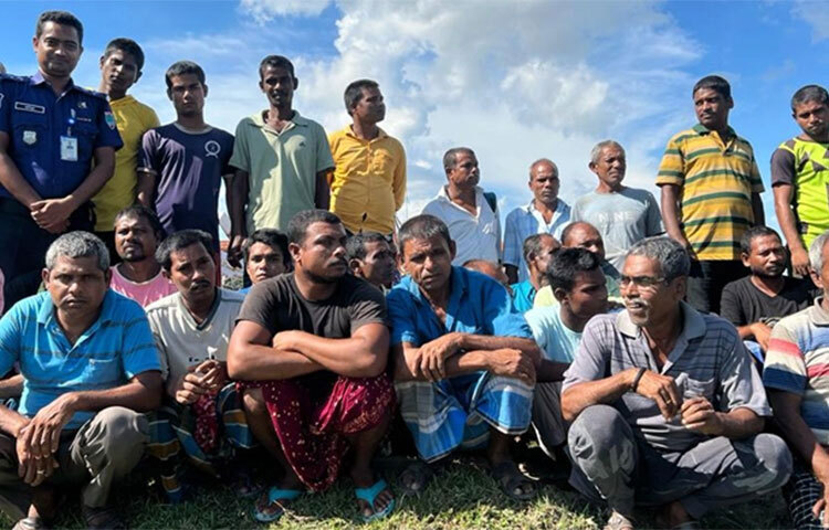 বাগেরহাট কারাগারে এক মাস ছয় দিন কারাভোগ শেষে মুক্তি পেয়েছেন ৩১ ভারতীয় জেলে। আজ দুপুর পৌনে ১২টার দিকে কারাগার থেকে মুক্তি পান তারা। ছবি: জাগো নিউজ