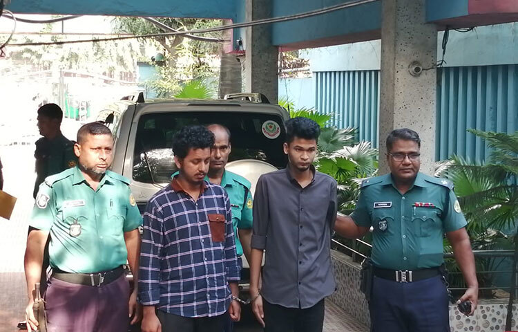 রাজধানীর শুক্রাবাদে পাঁচ মাসের অন্তঃসত্ত্বা এক বিউটিশিয়ানকে পার্লার সেবার কথা বলে বাসায় ডেকে সংঘবদ্ধ ধর্ষণের ঘটনায় দুজনকে গ্রেফতার করা হয়েছে। গ্রেফতাররা বখে যাওয়া শিক্ষার্থী বলে জানিয়েছে পুলিশ। গ্রেফতাররা হলেন মো. রিয়াদ (২৪) ও ইয়াছিন হোসেন ওরফে সিয়াম (২৩)। এ সময় তাদের কাছ থেকে ভিকটিমের মোবাইলফোন উদ্ধার করা হয়। ছবি: মাহবুব আলম