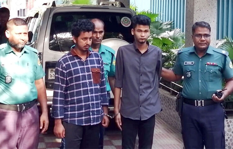 রাজধানীর শুক্রাবাদে পাঁচ মাসের অন্তঃসত্ত্বা এক বিউটিশিয়ানকে পার্লার সেবার কথা বলে বাসায় ডেকে সংঘবদ্ধ ধর্ষণের ঘটনায় গ্রেফতার শিক্ষার্থী মো. রিয়াদ (২৪) ও ইয়াছিন হোসেন ওরফে সিয়ামের (২৩) দুদিনের রিমান্ড মঞ্জুর করেছেন আদালত। আজ তাদের আদালতে হাজির করে পুলিশ। ছবি: জাগো নিউজ