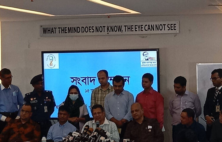 যখন দুর্ঘটনা ঘটেছিল তখন পুলিশ কমিশনারের সঙ্গে আমার কথা হয়েছিল। তিনি প্রস্তুত ছিলেন রনিকে সিঙ্গাপুর পাঠানোর জন্য। এয়ার অ্যাম্বুলেন্স আনতে সময় লাগবে বলে জানিয়েছিলেন। আজ দুপুরে শেখ হাসিনা জাতীয় বার্ন ও প্লাস্টিক সার্জারি ইনস্টিটিউটে কৌতূক অভিনেতা আবু হেনা রনি হাসপাতাল ছেড়ে যাওয়া উপলক্ষে এক সংবাদ সম্মেলনে এসব কথা বলেন তিনি। ছবি: মাহবুব আলম