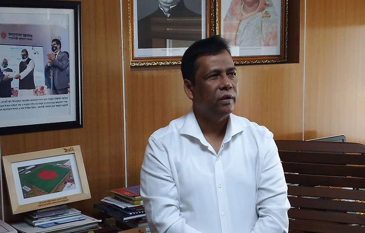 মেয়াদ শেষ হওয়ার এক বছর আগেই অবসর দেওয়া তথ্য ও সম্প্রচার সচিব মো. মকবুল হোসেন বলেছেন, জীবনে কখনো নীতি-নৈতিকতার সঙ্গে আপস করিনি। আজ সচিবালয়ে নিজ দপ্তরে সাংবাদিকদের এ কথা জানান মকবুল হোসেন। জাগো নিউজ