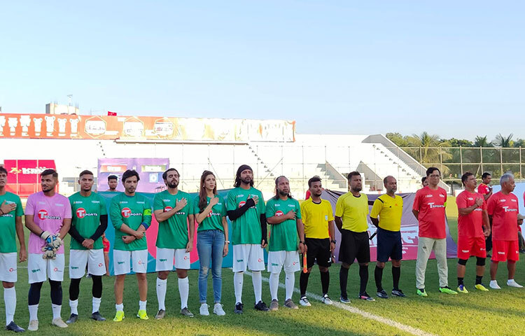 ‘দামাল’ সিনেমা মুক্তি পাবে ২৮ অক্টোবর। এর আগে সিনেমা প্রচারের অংশ হিসেবে আজ বিকালে ‘দামাল’- সিনেমা টিমের আমন্ত্রণে বসুন্ধরা কিংস অ্যারেনায় মাঠে ফুটবল খেলার আয়োজন করা হয়। ছবি: মইনুল ইসলাম