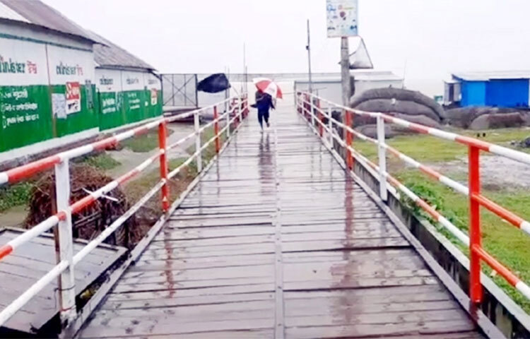 ঘূর্ণিঝড় সিত্রাংয়ের প্রভাবে নৌদুর্ঘটনা এড়াতে দৌলতদিয়া-পাটুরিয়া নৌরুটে ফেরি চলাচল বন্ধ করে দিয়েছে কর্তৃপক্ষ। আজ বিকেল ৪টার দিকে বিআইডবিøউটিসি কর্তৃপক্ষ এ রুটে ফেরি চলাচল বন্ধ ঘোষণা করে। ছবি: জাগো নিউজ