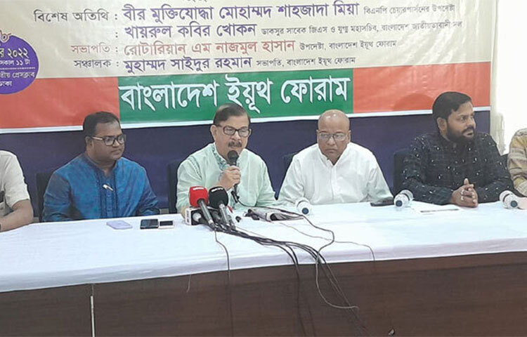 সম্প্রতি আওয়ামী লীগের সমাবেশগুলোতে লোকসমাগম হয়নি মন্তব্য করে নাগরিক ঐক্যের সভাপতি মাহমুদুর রহমান মান্না বলেন, আমি বিএনপি না করলেও বিএনপির সমাবেশে আমি আনন্দিত। বিএনপি দেখিয়েছে মানুষ তাদের পিছে আছে, আওয়ামী লীগের পিছে নেই। আজ জাতীয় প্রেস ক্লাবের মাওলানা মোহাম্মদ আকরম খাঁ হলে বাংলাদেশ ইয়ুথ ফোরাম আয়োজিত এক আলোচনা সভায় তিনি এসব কথা বলেন। ছবি: বিপ্লব দিক্ষিৎ