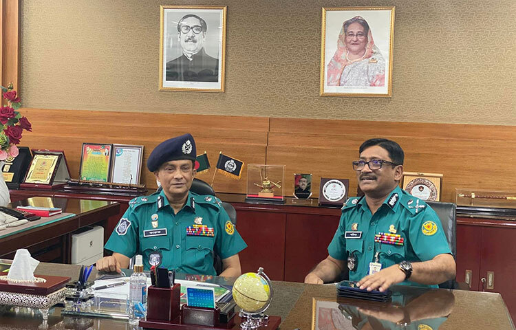 ঢাকা মেট্রোপলিটন পুলিশের (ডিএমপি) ৩৫তম কমিশনার হিসেবে দায়িত্বভার গ্রহণ করেছেন খন্দকার গোলাম ফারুক। তিনি বিদায়ী কমিশনার মোহা. শফিকুল ইসলামের স্থলাভিষিক্ত হলেন। আজ বিকেলে তিনি দায়িত্ব গ্রহণ করেন বলে ডিএমপির মিডিয়া অ্যান্ড পাবলিক রিলেশনস বিভাগের উপ-পুলিশ কমিশনার (ডিসি) মো. ফারুক হোসেন জাগো নিউজকে নিশ্চিত করেন। ছবি: জাগো নিউজ