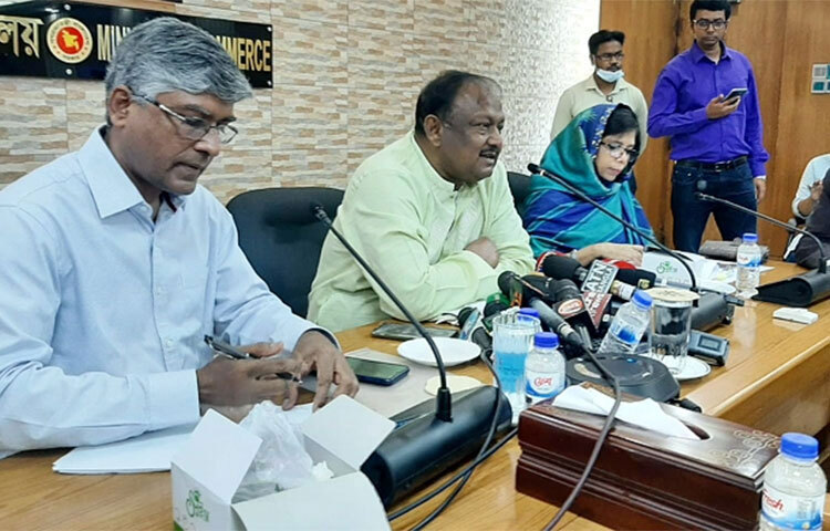 দ্রব্যমূল্য বাড়ায় মানুষের কষ্ট হচ্ছে স্বীকার করে বাণিজ্যমন্ত্রী টিপু মুনশি বলেছেন, মানুষের কষ্ট হচ্ছে এটা সত্য। আজ দুপুরে সচিবালয়ে বাণিজ্য মন্ত্রণালয়ের সভাকক্ষে এক সভা শেষে সাংবাদিকদের প্রশ্নের জবাবে তিনি এসব কথা বলেন। ছবি: জাগো নিউজ