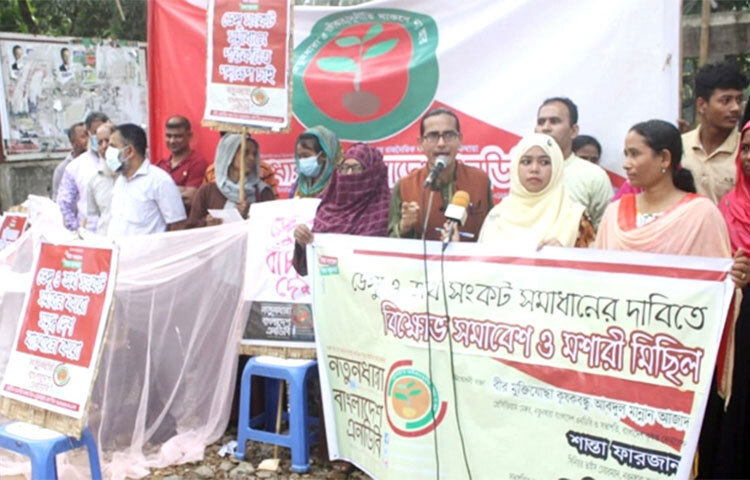 ডেঙ্গুরোগীদের চিকিৎসায় আলাদা হাসপাতাল স্থাপনের দাবি জানিয়েছে নতুনধারা বাংলাদেশ (এনডিবি)। একই সঙ্গে ডেঙ্গু মোকাবিলায় পাঁচ দফা সুপারিশ করেছে সংগঠনটি। আজ জাতীয় প্রেস ক্লাবের সামনে আয়োজিত বিক্ষোভ সমাবেশ ও মশারি মিছিলে এ দাবি জানান এনডিবি নেতারা। ছবি: মাহবুব আলম