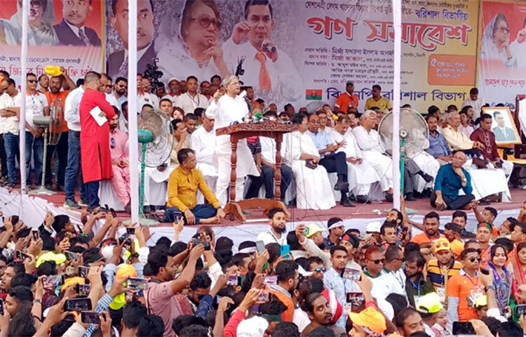 বিএনপির মহাসচিব মির্জা ফখরুল ইসলাম আলমগীর বলেন, ভোট চুরি করে এ সরকার গত ১৪ বছর ক্ষমতা দখল করে রয়েছে। এখন আবার একদলীয় সরকার কায়েম করতে চায়। আজ বিকেলে বরিশালের বেলস পার্কের সমাবেশে এসব কথা বলেন তিনি। ছবি: জাগো নিউজ