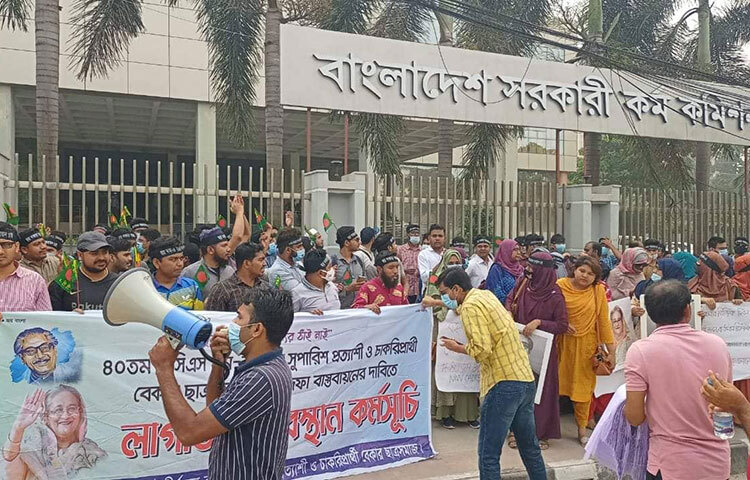 ৬ দফা দাবি নিয়ে সরকারি কর্ম কমিশন (পিএসসি) কার্যালয়ের সামনে লাগাতার অবস্থান কর্মসূচি পালন করছেন নন-ক্যাডার চাকরিপ্রত্যাশীরা। সপ্তম দিনের অবস্থান কর্মসূচিতে স্লোগানে স্লোগানে উত্তাল পিএসসি এলাকা। আজ বেলা ১১টা থেকে সরকারি কর্ম কমিশন (পিএসসি) গেটে এ অবস্থান কর্মসূচি পালন করছেন তারা। ছবি: বিপ্লব দিক্ষিৎ