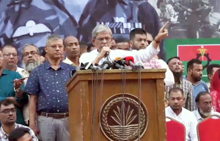 আরও ত্যাগ স্বীকার করতে দলের নেতাকর্মীদের প্রস্তুত থাকার আহ্বান জানিয়ে বিএনপি মহাসচিব মির্জা ফখরুল ইসলাম আলমগীর বলেছেন, আন্দোলন শুরু হয়ে গেছে। এখন এক দফা, এক দাবি, এই সরকারের পদত্যাগ। এই সরকারের পতন ছাড়া আমরা ঘরে ফিরে যাবো না। আজ বিকেলে রাজধানীর নয়াপল্টনে দলীয় কার্যালয়ের সামনে আয়োজিত এক উন্মুক্ত আলোচনা সভায় তিনি এ কথা বলেন। ‘বিপ্লব ও সংহতি’ দিবস উপলক্ষে এ সভার আয়োজন করা হয়। ছবি: বিপ্লব দিক্ষিৎ