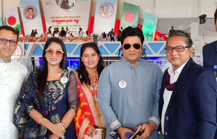 যুবলীগের সুবর্ণজয়ন্তী উপলক্ষে আয়োজিত যুব মহাসমাবেশে যোগ দিয়েছেন চিত্রনায়ক রিয়াজ ও ফেরদৌস। এসময় সমাবেশে অভিনেতা চঞ্চল চৌধুরী যোগ দিয়ে গেয়েছেন সাদা সাদা, কালা কালা গান। ছবি: জাগো নিউজ