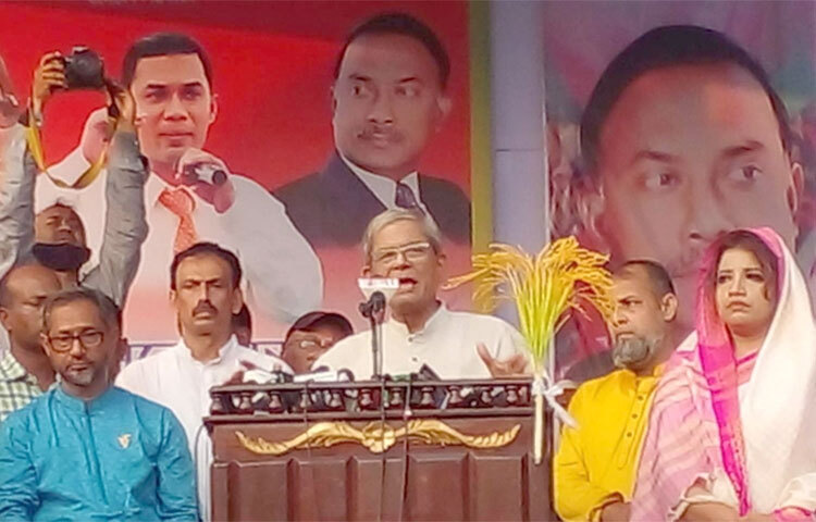 আবারও নিরপেক্ষ তত্ত্বাবধায়ক সরকারের হাতে ক্ষমতা হস্তান্তরের দাবি জানিয়েছেন বিএনপির মহাসচিব মির্জা ফখরুল ইসলাম আলমগীর। তিনি বলেছেন, সংসদ ভেঙে দিয়ে নিরপেক্ষ তত্ত্বাবধায়ক সরকারের হাতে ক্ষমতা হস্তান্তর করতে হবে। আজ ফরিদপুরে বিএনপির বিভাগীয় গণসমাবেশে প্রধান অতিথির বক্তব্যে এসব কথা বলেন মির্জা ফখরুল। ছবি: জাগো নিউজ