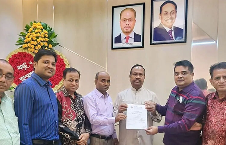 রংপুর সিটি করপোরেশন নির্বাচনে জাতীয় পার্টির (জাপা) লাঙল প্রতীকের চূড়ান্ত মনোনয়ন পেলেন বর্তমান মেয়র মোস্তফিজার রহমান মোস্তফা। আজ দুপুরে পার্টির বনানী অফিসে তাকে মনোনয়ন দেওয়া হয়। ছবি: জাগো নিউজ