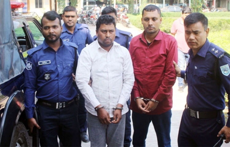 দিনাজপুর শহরের ফুলবাড়ী বাসস্ট্যান্ড এলাকার একটি এটিএম বুথ থেকে চুরি হওয়া ১২ লাখ টাকা উদ্ধার করে এক ব্যাংক কমকর্তাসহ দুইজনকে গ্রেফতার করেছে পুলিশ। আজ দুপুরে পুলিশ সুপার কার্যালয়ে এক প্রেস ব্রিফিংয়ে এ তথ্য জানান জেলা পুলিশ সুপার শাহ ইফতেখার আহমেদ। ছবি: জাগো নিউজ