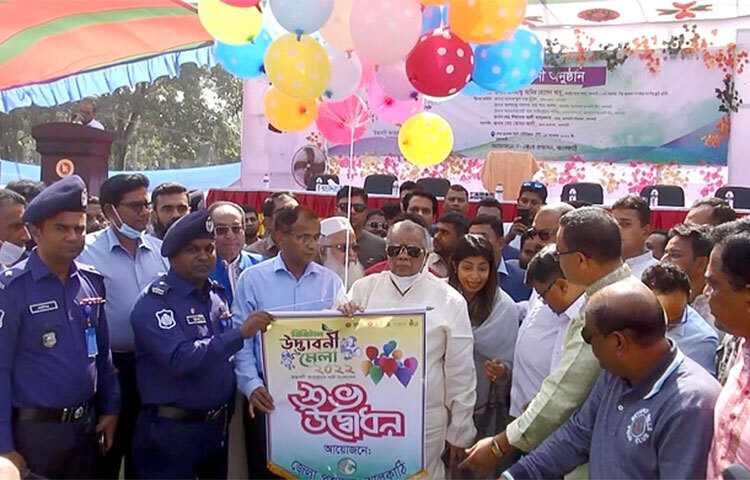 বিএনপি ১২০ টাকায় লোক ভাড়া করে গণসমাবেশ করছে বলে মন্তব্য করেছেন আওয়ামী লীগের উপদেষ্টা পরিষদের সদস্য এবং ১৪ দলের সমন্বয়ক ও মুখপাত্র আমির হোসেন আমু। আজ দুপুর ১২টায় ঝালকাঠি সদর উপজেলায় শেখ রাসেল মিনি স্টেডিয়াম মাঠে ডিজিটাল মেলার উদ্বোধনী অনুষ্ঠানে তিনি এসব কথা বলেন। ছবি: আতিকুল রহমান