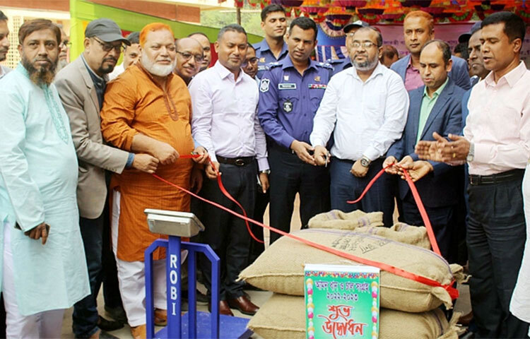 দিনাজপুর জেলার ১৩টি উপজেলায় আমন ধান ও চাল সংগ্রহ অভিযান শুরু হয়েছে। আজ দুপুরে দিনাজপুর শহরের পুলহাট এলএসডি গুদামে এ অভিযানের উদ্বোধন করা হয়। ভার্চুয়ালী যুক্ত হয়ে এর উদ্বোধন করেন খাদ্য মন্ত্রী সাধন চন্দ্র মজুমদার। ছবি: জাগো নিউজ