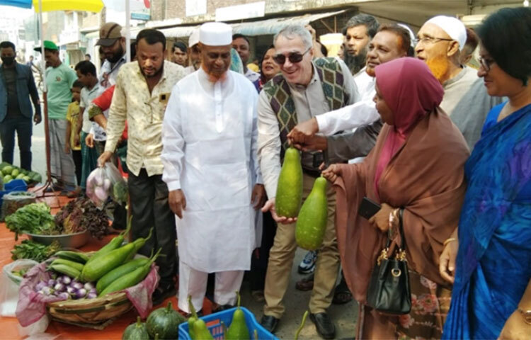 ঢাকা দক্ষিণ সিটি করপোরেশনের (ডিএসসিসি) ‘ষষ্ঠ কৃষক বাজার’ চালু হলো হাজারীবাগ ঝাউচর এলাকায়। আজ সকালে এ বাজারের উদ্বোধন হয়। নগরবাসীর নিরাপদ খাদ্যের চাহিদা পূরণে এলাকাভিত্তিক কৃষকের বাজার কার্যক্রমের আওতায় এ বাজার চালু হলো। ছবি: বিপ্লব দিক্ষিৎ