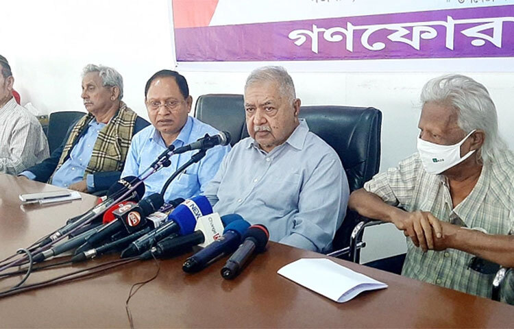 গণতন্ত্র রক্ষার জন্য সবাইকে রাস্তায় নামার পরামর্শ দিয়েছেন গণফোরামের সভাপতি ড. কামাল হোসেন। আজ জাতীয় প্রেস ক্লাবে এক আলোচনা সভায় তিনি এ পরামর্শ দেন। একই সঙ্গে মানুষকে মৌলিক অধিকার নিয়ে সচেতন হতে বলে তিনি। ছবি: বিপ্লব দিক্ষিৎ