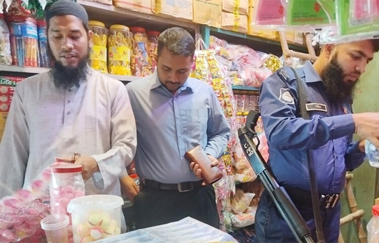 নওগাঁয় মেয়াদহীন ও নিম্নমানের শিশুখাদ্য বিক্রির অপরাধে চার প্রতিষ্ঠানকে ২০ হাজার টাকা জরিমানা করেছে জাতীয় ভোক্তা-অধিকার সংরক্ষণ অধিদপ্তর। আজ দুপুরে শহরের মিষ্টি পট্টি ও সুপারি পট্টি এলাকায় অভিযান চালিয়ে এ আদেশ দেন অধিদপ্তরের সহকারী পরিচালক মো. শামীম হোসেন। ছবি: জাগো নিউজ