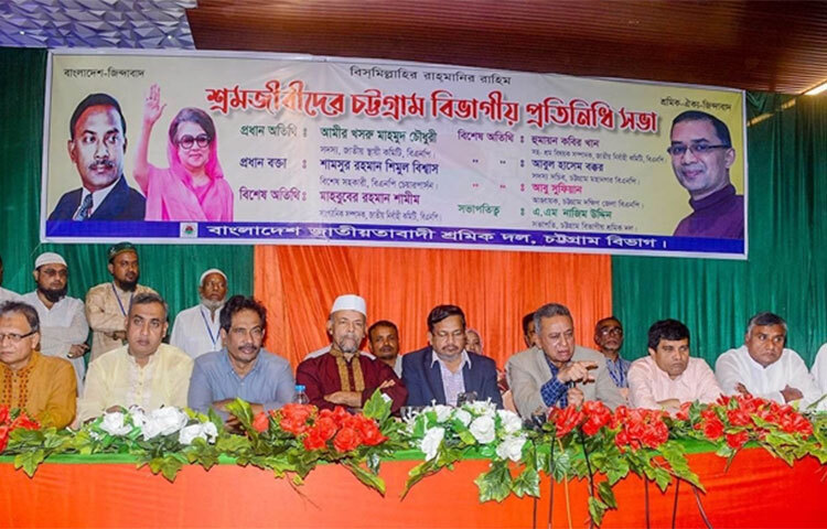 বিএনপিকে নিয়ে সরকারের বিভিন্ন মন্ত্রীদের বক্তব্যের উত্তর দেওয়ার সময় বিএনপি নেতাকর্মীদের নেই বলে মন্তব্য করেছেন দলটির স্থায়ী কমিটির সদস্য আমীর খসরু মাহমুদ চৌধুরী। তিনি বলেন, অনেকে প্রশ্ন করেন, সরকারের এই মন্ত্রী এই বলছেন, সরকার এই বলছে- আপনার প্রতিক্রিয়া কী? আমি বলি, কোনো প্রতিক্রিয়া নেই। আজ চট্টগ্রামের হালিশহরের একটি কনভেনশন হলে আয়োজিত শ্রমিকদলের চট্টগ্রাম বিভাগীয় প্রতিনিধি সভায় তিনি এসব কথা বলেন। ছবি: জাগো নিউজ