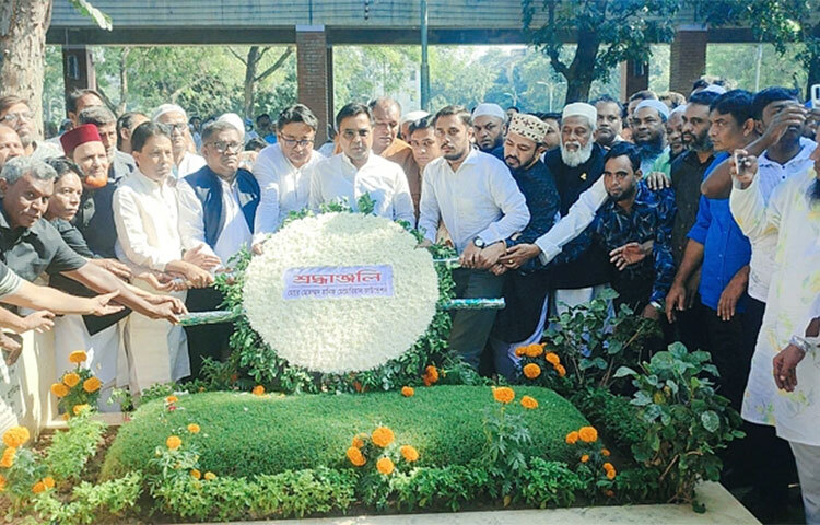 অবিভক্ত ঢাকার প্রথম নির্বাচিত মেয়র ও ঢাকা মহানগর আওয়ামী লীগের সভাপতি মোহাম্মদ হানিফের ১৬তম মৃত্যুবার্ষিকী উপলক্ষে তার কবরে শ্রদ্ধা জানিয়েছেন ঢাকা মহানগর দক্ষিণ আওয়ামী লীগসহ বিভিন্ন সামাজিক, সাংস্কৃতিক ও রাজনৈতিক সংগঠনের নেতাকর্মীরা। আজ সকালে আজিমপুর কবরস্থানে এ শ্রদ্ধা জানান তারা। ছবি: বিপ্লব দিক্ষিৎ