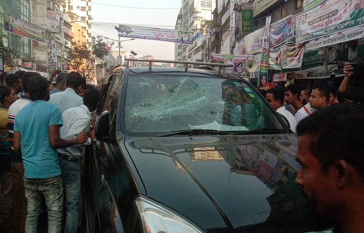১০ ডিসেম্বর ঢাকায় বিএনপির বিভাগীয় গণসমাবেশ ঘিরে রাজধানীতে জনসংযোগ করার সময় হামলার শিকার হয়েছেন বিএনপি নেতা ইশরাক হোসেন। আজ জগন্নাথ বিশ্ববিদ্যালয়ের (জবি) সামনে এ হামলার ঘটনা ঘটে। এতে অন্তত ২০ নেতাকর্মী আহত হয়েছেন বলে জানা গেছে। এসময় ইশরাকের গাড়িবহরে হামলা চালিয়ে ভাঙচুর করা হয়। ছবি: বিপ্লব দিক্ষিৎ