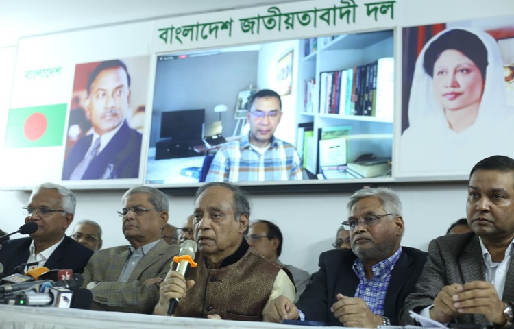 বিএনপি মহাসচিব মির্জা ফখরুল ইসলাম আলমগীর বলেছেন, আজকে আমাদের দেওয়ালে পিঠ ঠেকে গেছে। সামনে অস্তিত্ব রক্ষার লড়াই। আমাদের মুক্তিযুদ্ধের চেতনা বিপন্ন। এমতাবস্থায় আগামী ১০ ডিসেম্বরের দিকে শুধু বাংলাদেশ নয়, সারা বিশ্বের মানুষ তাকিয়ে আছে। আজ বিকেলে গুলশানে বিএনপি চেয়ারপারসনের রাজনৈতিক কার্যালয়ে এক মতবিনিময় অনুষ্ঠানে তিনি এসব কথা বলেন। ছবি: মাহবুব আলম