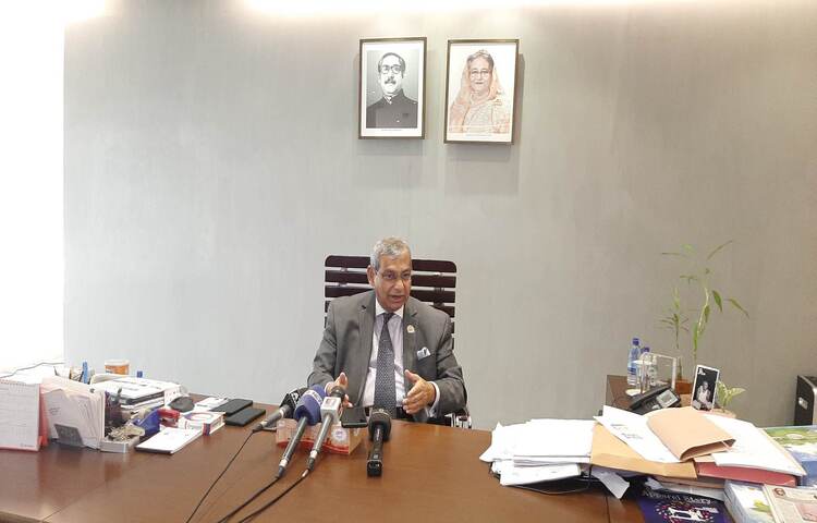 অনিয়ম-দুর্নীতির অভিযোগের বিষয়ে মুখ খুলেছেন ঢাকা ওয়াসার ব্যবস্থাপনা পরিচালক (এমডি) তাকসিম এ খান। তিনি বলেছেন, ঢাকা ওয়াসায় এক টাকাও দুর্নীতি হয়নি। জীবনে এক টাকাও হারাম খাইনি। আজ দুপুরে কারওয়ান বাজারে নিজ কার্যালয়ে এক সংবাদ সম্মেলনে এসব কথা বলেন তিনি। ছবি: জাগো নিউজ