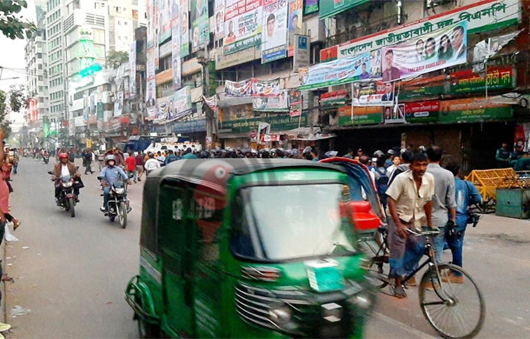 রাজধানীর নয়াপল্টনে বিএনপির নেতাকর্মীদের সঙ্গে পুলিশের সংঘর্ষের পর ওই সড়ক বন্ধ করে দেয় পুলিশ। পরে বিকেল সাড়ে ৪টার দিকে বিএনপির কেন্দ্রীয় কার্যালয়ের সামনের এ সড়কটি খুলে দেয় আইনশৃঙ্খলা বাহিনী। আজ সন্ধ্যায় সরেজমিনে এ তথ্য পাওয়া গেছে। ছবি: বিপ্লব দিক্ষিৎ