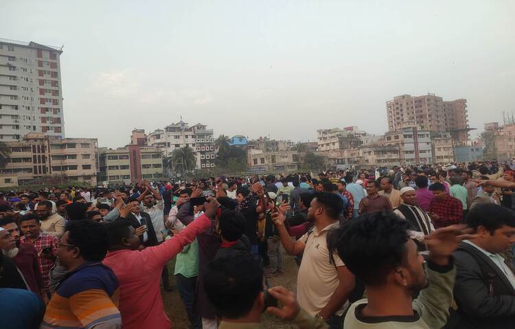 রাজধানীর সায়েদাবাদ বাস টার্মিনালের কাছে গোলাপবাগ মাঠে ঢাকা বিভাগীয় গণসমাবেশ করার জন্য পুলিশের অনুমতি পেয়েছে বিএনপি। অনুমতি পাওয়ার পরপরই সেখানে জড়ো হতে শুরু করেছেন বিএনপির নেতাকর্মীরা। আজ বিকেল সাড়ে ৪টার দিকে গোলাপবাগ মাঠে হাজারখানেক নেতাকর্মীকে দেখা গেছে। ছবি: জাগো নিউজ