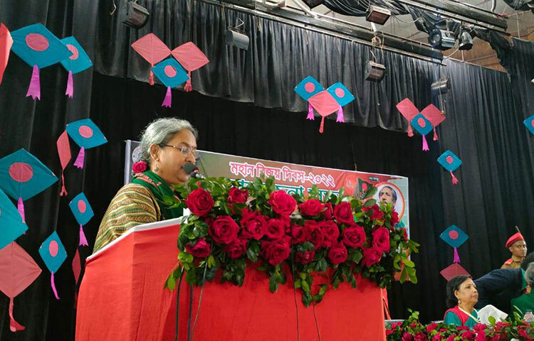 শিক্ষামন্ত্রী ডা. দীপু মনি বলেছেন, একাত্তর এবং পঁচাত্তরের হত্যাকারীরা আবারও মাঠে নেমেছে। ২০০১ সালে তারা ক্ষমতায় এসে নির্যাতন-নিপীড়ন চালায়। আজ দুপুরে বিজয় দিবস উপলক্ষে ঢাকা কলেজে আয়োজিত আলোচনা সভায় প্রধান অতিথির বক্তব্যে তিনি এসব কথা বলেন। ছবি: বিপ্লব দিক্ষিৎ