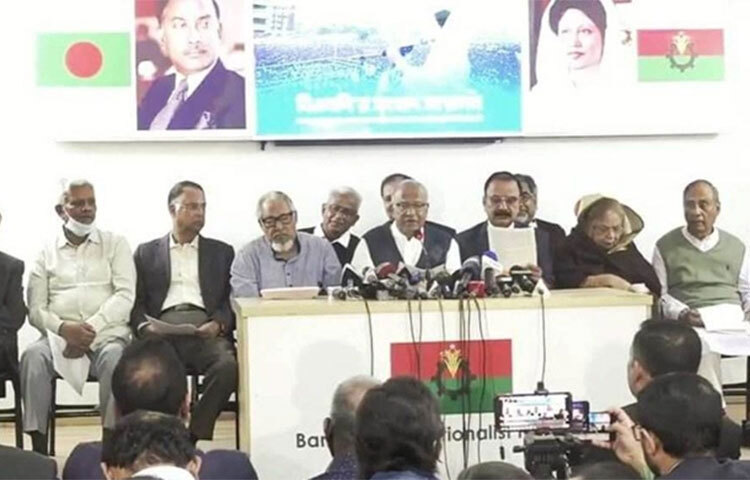 রাজধানীর নয়াপল্টনে বিএনপির কেন্দ্রীয় কার্যালয়ে পুলিশের অভিযান চলাকালে ‘ভাঙচুর’ ও পরে পুলিশের ছত্রছায়ায় ক্ষমতাসীন দলের সন্ত্রাসীরা ‘লুটপাট’ চালিয়েছে বলে অভিযোগ করেছে দলটি। আজ রাজধানীর গুলশানে বিএনপি চেয়ারপারসনের রাজনৈতিক কার্যালয়ে আয়োজিত সংবাদ সম্মেলনে তিনি এ দাবি করেন। ছবি: জাগো নিউজ