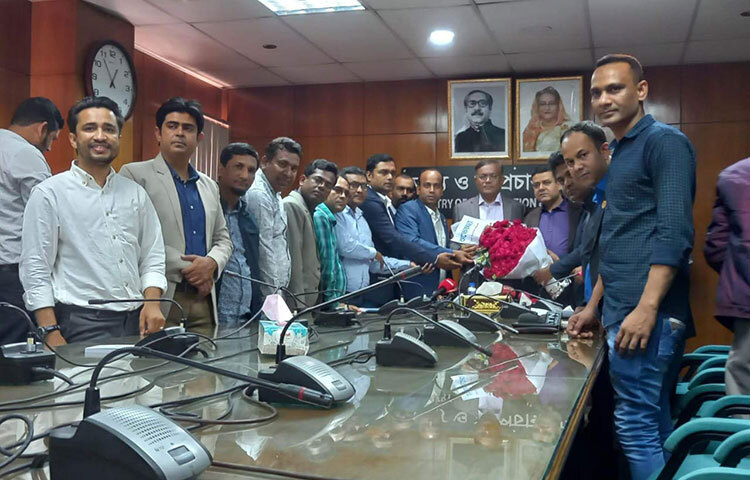 বিএনপি রাষ্ট্র সংস্কারের কথা বলে জিয়াউর রহমানের মার্শাল ডেমোক্রেসি ফিরে আনতে চায় বলে মন্তব্য করেছেন তথ্য ও সম্প্রচার মন্ত্রী ড. হাছান মাহমুদ। আজ দুপুরে তথ্য ও সম্প্রচার মন্ত্রণালয়ের সম্মেলনকক্ষে ঢাকা রিপোর্টার্স ইউনিটির নবনির্বাচিত কমিটির সঙ্গে মতবিনিময় ও সমসাময়িক ইস্যু নিয়ে এক প্রশ্নের জবাবে এ কথা বলেন মন্ত্রী। ছবি: বিপ্লব দিক্ষিৎ