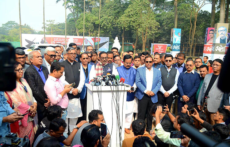 ইউক্রেন যুদ্ধের প্রেক্ষাপটে বিশ্বজুড়ে অর্থনৈতিক মন্দা এবং বাংলাদেশে দ্বাদশ জাতীয় নির্বাচন সামনে রেখে চ্যালেঞ্জিং সময়ে আওয়ামী লীগের সম্মেলন হতে যাচ্ছে বলে জানিয়েছেন সাধারণ সম্পাদক এবং সড়ক পরিবহন ও সেতুমন্ত্রী ওবায়দুল কাদের। তিনি বলেন, বর্তমান সময়ে বিশ্বজুড়ে সংকট চলছে। এই চ্যালেঞ্জিং টাইমে আমাদের সম্মেলন হবে। আজ আওয়ামী লীগের ২২তম জাতীয় সম্মেলনের মাঠ ঐতিহাসিক সোহরাওয়ার্দী উদ্যান পরিদর্শনের আগে তিনি এসব কথা বলেন। ছবি: মাহবুব আলম