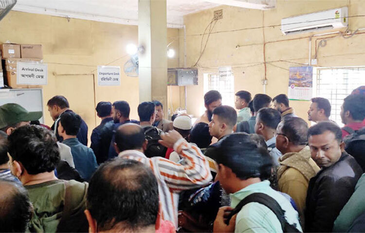 টানা তিনদিনের ছুটিতে ব্রাহ্মণবাড়িয়ার আখাউড়া স্থলবন্দর দিয়ে ভারতগামী যাত্রীদের ভিড় বেড়েছে। আজ দুপুর ২টা পর্যন্ত এপার-ওপারের প্রায় সাত শতাধিক পাসপোর্টধারী পারাপার হয়েছেন। এরমধ্যে বাংলাদেশ থেকে ভারতের আগরতলা গেছেন ৩৮৬ জন। ছবি: জাগো নিউজ