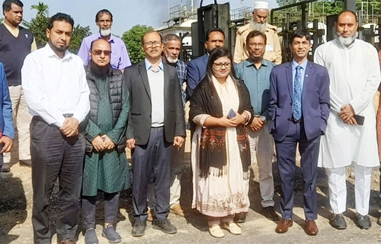 সিলেটের গোলাপগঞ্জে তরলীকৃত পেট্রোলিয়াম গ্যাস (এলপিজি) ও রূপান্তরিত প্রাকৃতিক গ্যাস কোম্পানির (আরপিজিসিএল) প্ল্যান্ট পরিদর্শন করেছেন জ্বালানি মন্ত্রণালয়ের যুগ্ম-সচিব হাফিজুর রহমান। আজ প্ল্যান্ট দুটি পরিদর্শন করে সংশ্লিষ্ট কর্মকর্তাদের সঙ্গে আলোচনা করে বিভিন্ন বিষয়ে অবহিত হন। ছবি: জাগো নিউজ