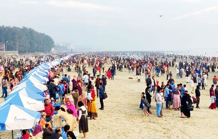 খরা কাটিয়ে কক্সবাজারে বেড়েছে পর্যটক সমাগম। বৃহস্পতিবার (২২ ডিসেম্বর) থেকে শনিবার (১৪ ডিসেম্বর) রাত পর্যন্ত আবাসন, খাবারসহ সেবাধর্মী পর্যটন সংশ্লিষ্ট ব্যবসায় বিকিকিনি হয়েছে সন্তোষজনক। এতে উৎফুল্ল পর্যটন ব্যবসায়ীরা। ছবি: সায়ীদ আলমগীর