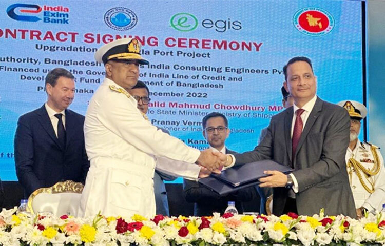 ‘মোংলা বন্দরের আপগ্রেডেশন’ প্রকল্পের জন্য প্রজেক্ট ম্যানেজমেন্ট কনসালটেন্সি (পিএমসি) পরিষেবাসমূহের চুক্তি স্বাক্ষর হয়েছে। আজ দুপুরে রাজধানীর একটি হোটেলে এ স্বাক্ষর হয়। প্রকল্পটি ভারত ও বাংলাদেশ সরকারের প্রতি সম্প্রসারিত ৪.৫ বিলিয়ন মার্কিন ডলারের রেয়াতি লাইন অব অব ক্রেডিটের অধীনে করা হচ্ছে। ছবি: জাগো নিউজ