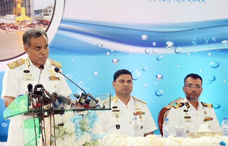 মহামারি করোনাভাইরাস ও রাশিয়া ইউক্রেন যুদ্ধের কারণে অর্থনৈতিক মন্দা, রিজার্ভ সংকটসহ নানা কারণে জাহাজ নির্মাণকাজে কিছুটা স্থবিরতা দেখা দিয়েছে বলে মন্তব্য করেছেন নৌবাহিনী প্রধান অ্যাডমিরাল এম শাহীন ইকবাল। বাংলাদেশ নৌবাহিনী পরিচালিত নারায়ণগঞ্জ ডকইয়ার্ড অ্যান্ড ইঞ্জিনিয়ারিং ওয়ার্কস লিমিটেডে নবনির্মিত শিপবিল্ডিং শেড-২ এবং বিভিন্ন পূর্ত কাজের উদ্বোধন অনুষ্ঠানে তিনি আজ এ মন্তব্য করেন। ছবি: মোশ্বির শ্রাবণ