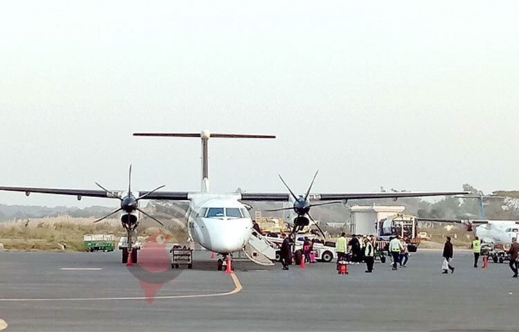 ঢাকায় ঘন কুয়াশার কারণে উড়োজাহাজের শিডিউল বিপর্যয় হয়েছে। এরফলে সিলেটে সারাদিনই উড়োজাহাজের যাত্রীরা ভোগান্তিতে পড়েন। আজ উড়োজাহাজগুলোর প্রতিটি ফ্লাইটই এক থেকে দুই ঘণ্টা বিলম্বিত হয়েছে। ফলে নিয়মিত সময়ে যাত্রীরা এসে সিলেট এমএজি ওসমানী আন্তর্জাতিক বিমানবন্দরে আটকা পড়েন। ছবি: জাগো নিউজ