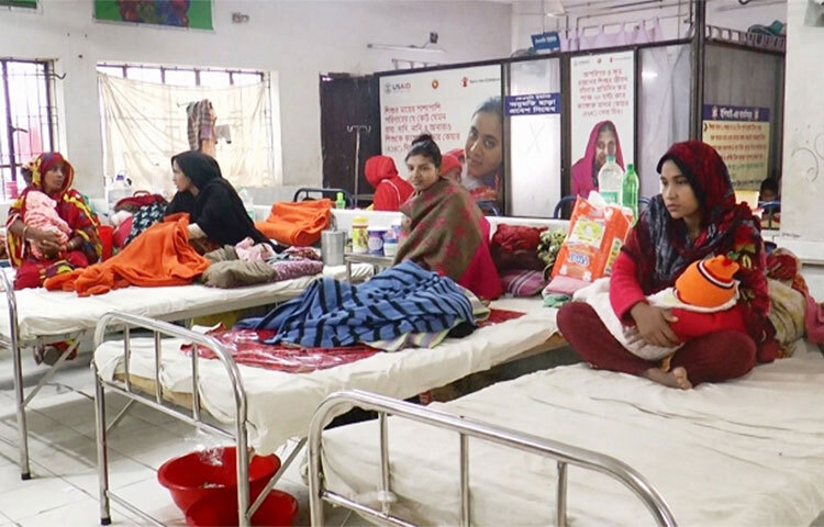 মাদারীপুরে শৈত্যপ্রবাহ আর বাতাসে বেড়েছে ঠান্ডাজনিত রোগের প্রকোপ। গত এক সপ্তাহে শুধুমাত্র মাদারীপুর সদর হাসপাতালে ডায়রিয়া, নিউমোনিয়া ও শ্বাসকষ্ট নিয়ে ভর্তি হয়েছে ৫ শতাধিক রোগী। এরমধ্যে শিশুর সংখ্যাই ছাড়িয়েছে ৪০০। ছবি: জাগো নিউজ