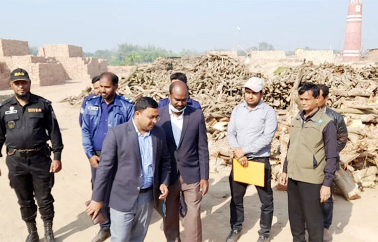 কুষ্টিয়ার দৌলতপুর উপজেলায় অনুমোদনহীন ছয় ইটভাটার মালিককে ২৪ লাখ টাকা জরিমানা করেছেন পরিবেশ অধিদপ্তরের ভ্রাম্যমাণ আদালত। এ সময় ভাটার দুই লাখ কাঁচা ইট ধ্বংস করা হয়েছে। আজ সকাল থেকে বিকেল পর্যন্ত দৌলতপুরের সহকারী কমিশনার (ভূমি) ও নির্বাহী ম্যাজিস্ট্রেট মো. শহীদুল ইসলাম এ অভিযান পরিচালনা করেন। ছবি: জাগো নিউজ