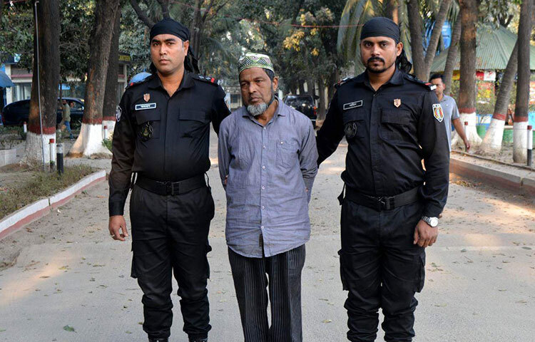 রাজধানীতে বিভিন্ন সময় পুলিশ সদস্য, বিশেষ বাহিনীর ঊর্ধ্বতন কর্মকর্তা কিংবা সাংবাদিক পরিচয় দিয়ে সাধারণ মানুষের কাছ থেকে প্রতারণার মাধ্যমে লাখ লাখ টাকা হাতিয়ে নেওয়ার অভিযোগে মো. সিরাজুল ইসলাম নামের এক প্রতারককে গ্রেফতার করেছে র‌্যাব-১। ছবি: বিপ্লব দিক্ষিৎ