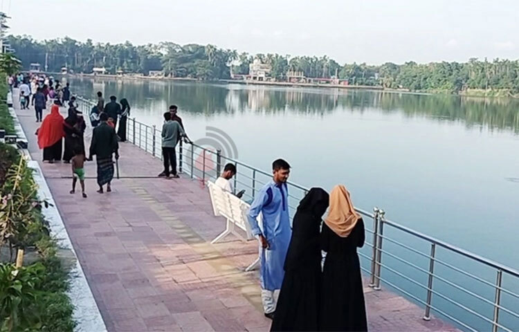 প্রায় আড়াইশ বছর আগে দিঘিতে পানি পান করতে নেমে উধাও হয়ে যান এক নববধূ। এরপর সবার মুখে মুখে এ কাহিনি। সময়ের পরিক্রমায়ও এ গল্প মুছে যায়নি। এ জনশ্রুতি লক্ষ্মীপুরের খোয়াসাগর দিঘিকে ঘিরে। রহস্যময় এ দিঘিটি এখন বিনোদন কেন্দ্র। ছবি: কাজল কায়েস