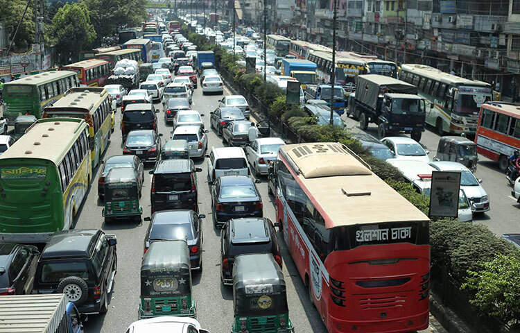 বিশ্ব ইজতেমা ও বিমানবন্দর সড়কে উন্নয়ন প্রকল্পের কাজ চলার কারণে রাজধানীর মহাখালী থেকে উত্তরা পর্যন্ত উভয় সড়কে তীব্র যানজটের সৃষ্টি হয়েছে। ফ্লাইওভারগুলোতে গাড়ি চলাচল বন্ধ রয়েছে। আজ যানজটের কারণে অনেককে ফ্লাইট ধরার জন্য মহাখালী থেকে বিমানবন্দর পর্যন্ত হেঁটে যেতে দেখা গেছে। মূলত গতকাল রাত ২টা থেকে এই যানজট শুরু হয়েছে। তবে সকালে তা তীব্র আকার ধারণ করেছে। ছবি: মাহবুব আলম